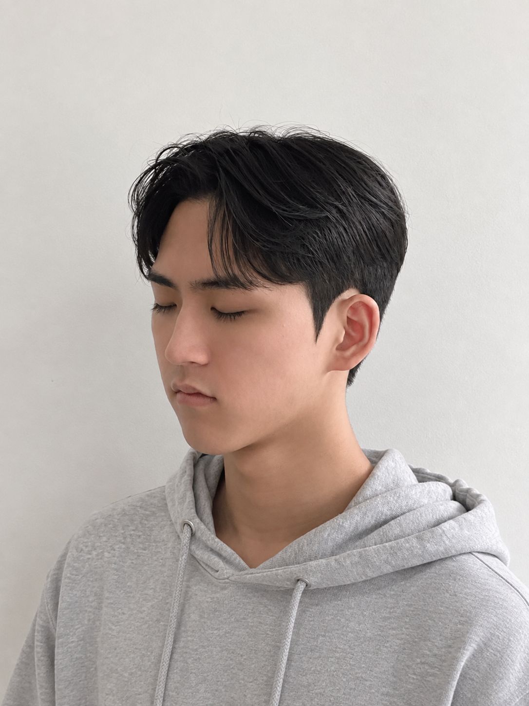 Pillars cut at H.PLACE Jamsil LEEL by Beomsu Lim, Stylist